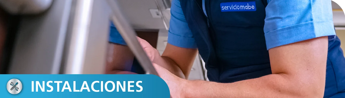 Técnico Mabe atendiendo aire acondicionado Mabe en Panamá